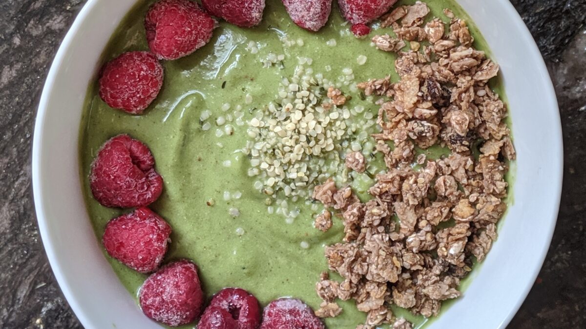 Delicious Low FODMAP Green Smoothie Bowl